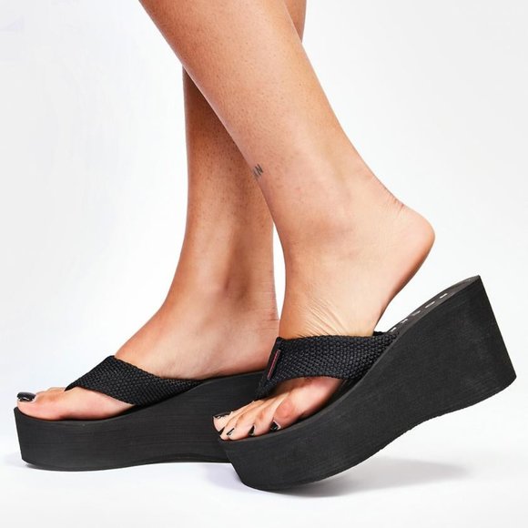 🔥🔥 Rocket Dog Women's Crush Platform Thong Flip Flop Sandals - Picture 2 of 9